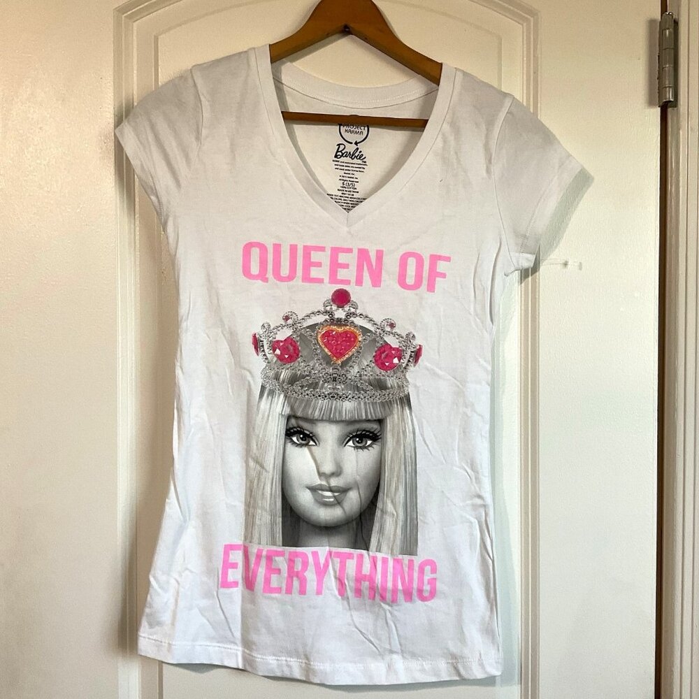 Barbie‎ Queen Of Everything Junior Vneck White Tshirt Small Graphic Print NWOT